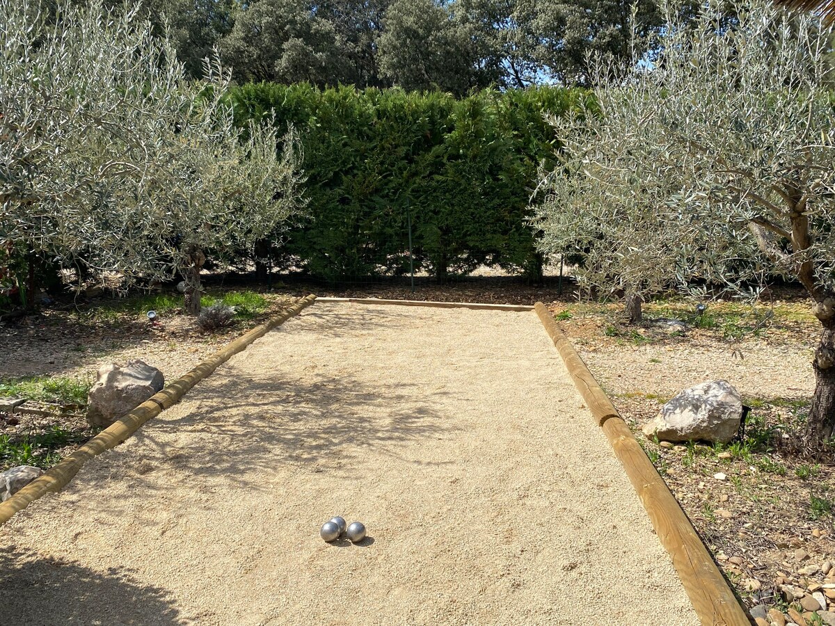 Mas médiéval piscine d’exception jardin paysager