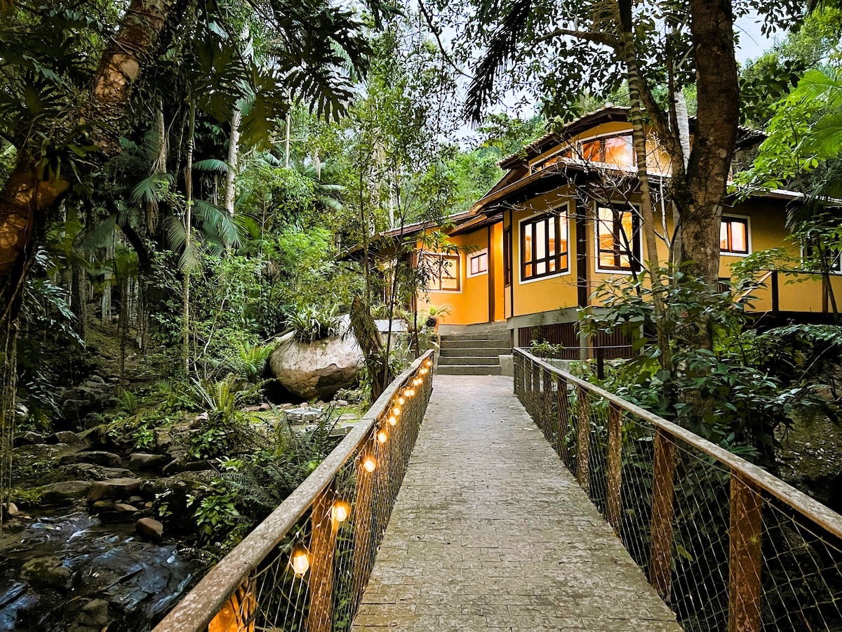 Charming Rainforest Cottage near Beach with Creek