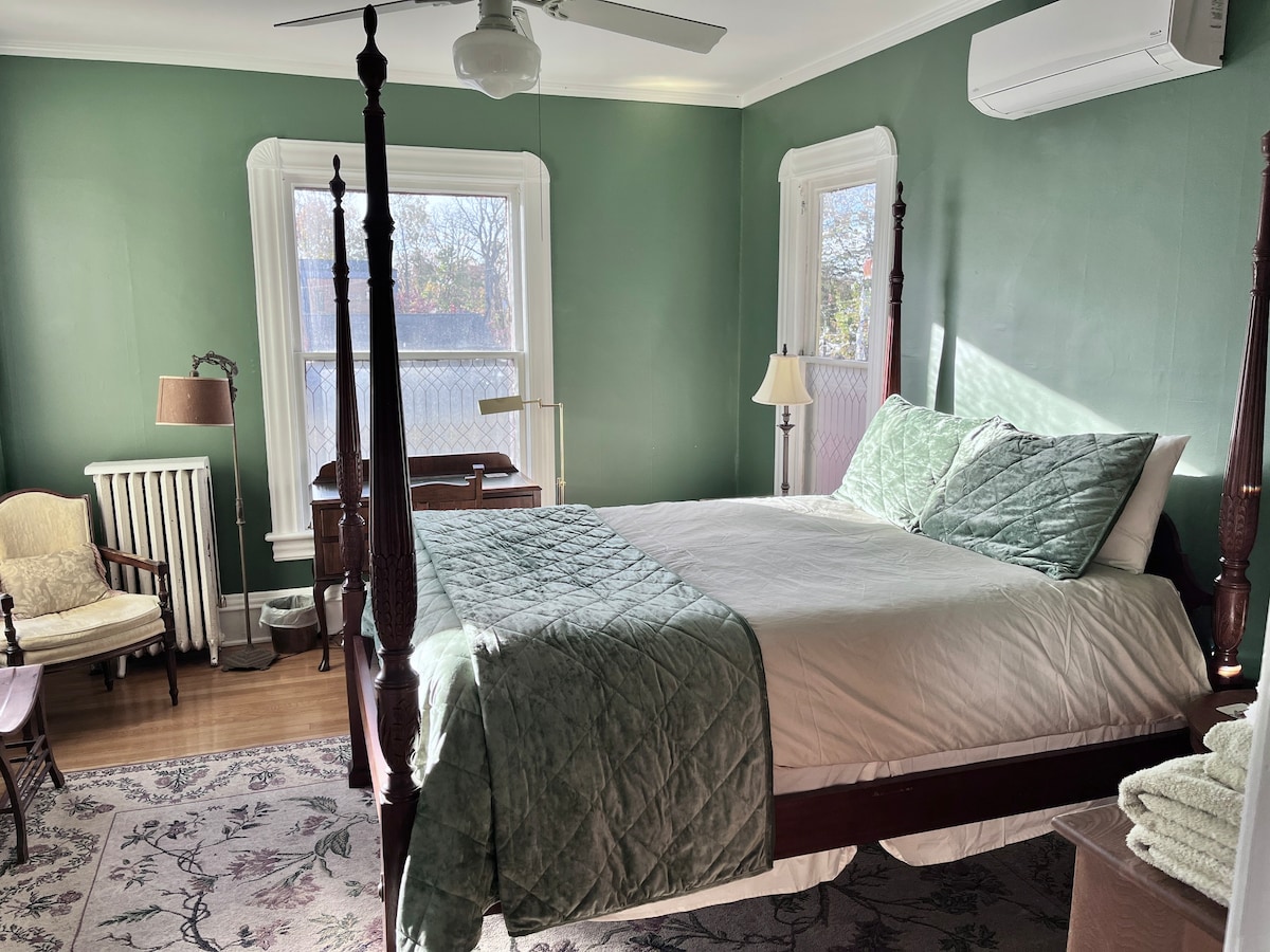 Tranquil & Elegant Queen Room in Victorian B&B