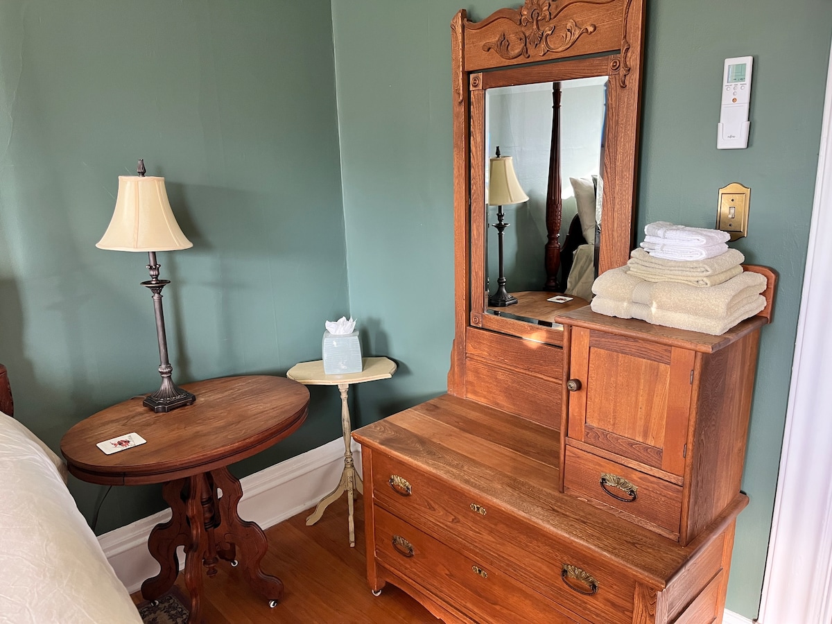 Tranquil & Elegant Queen Room in Victorian B&B