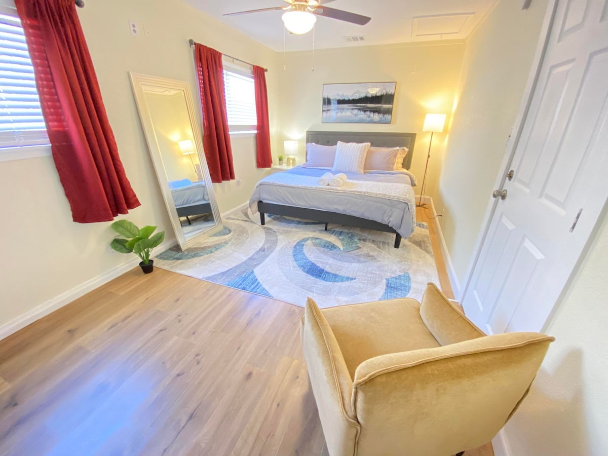 Alamo Serenity: kids-Friendly yard, Suite King Bed