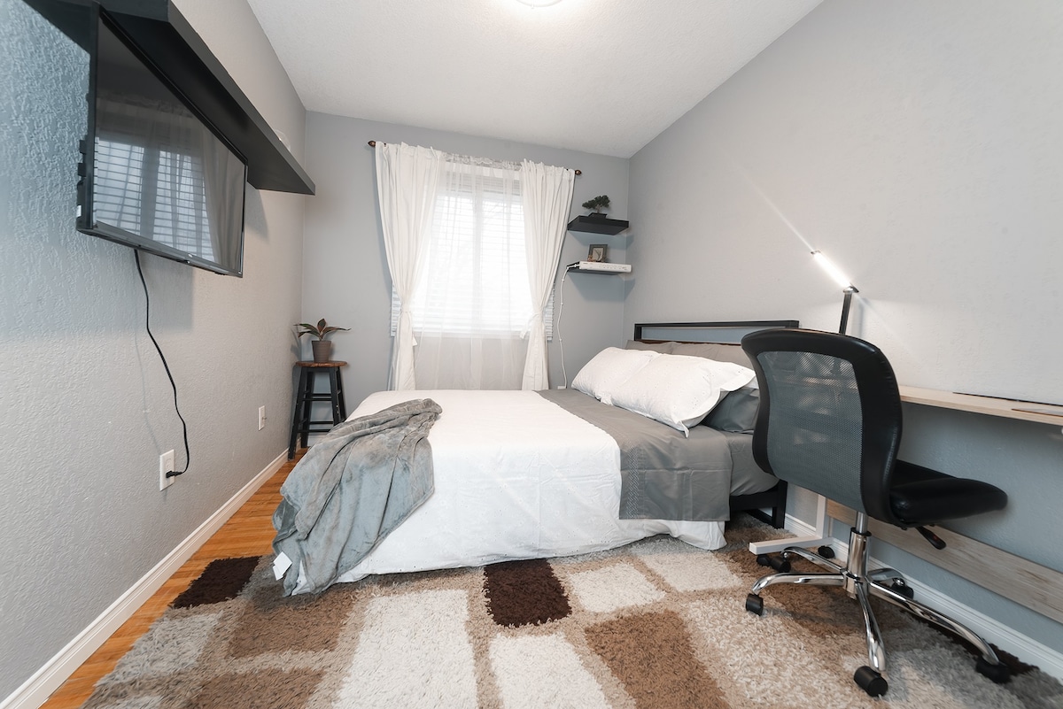 The Cozy Corner-Stylish Bedroom with Free Parking