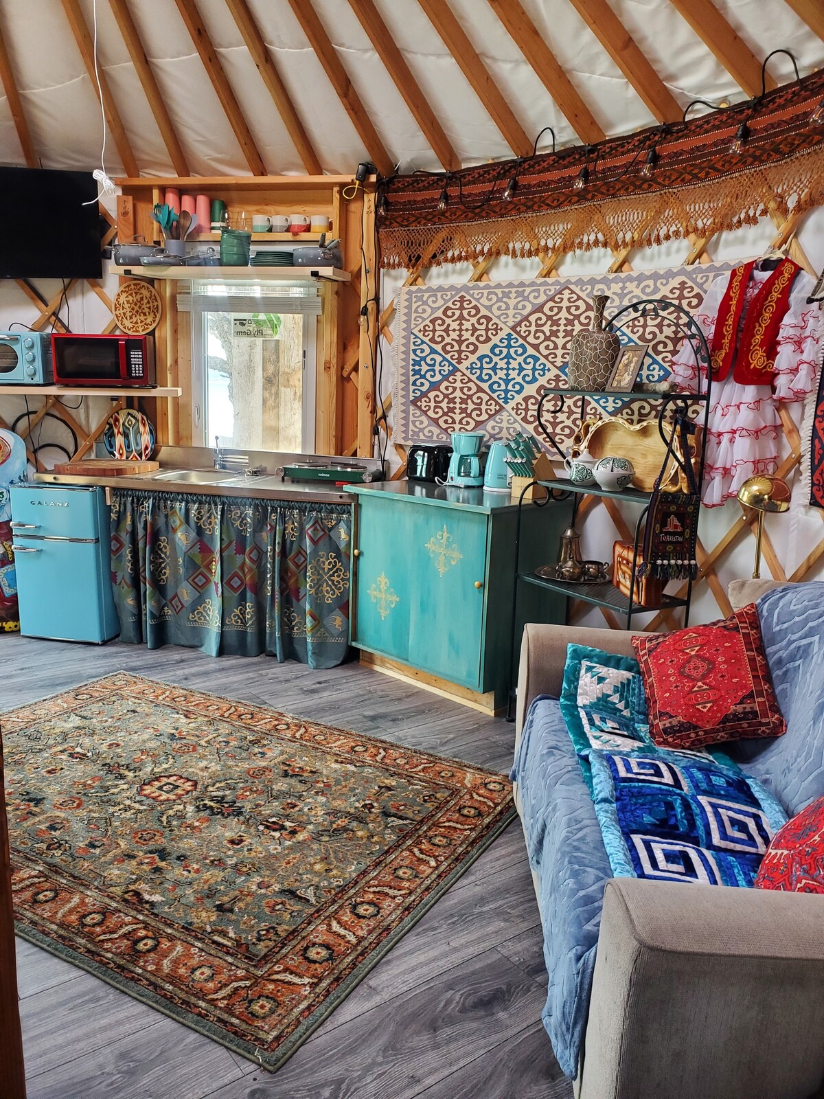 Nomad Shelter Yurt in Homer -full bath + kitchen