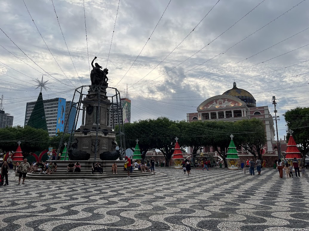 Suíte ampla na frente do Teatro Amazonas