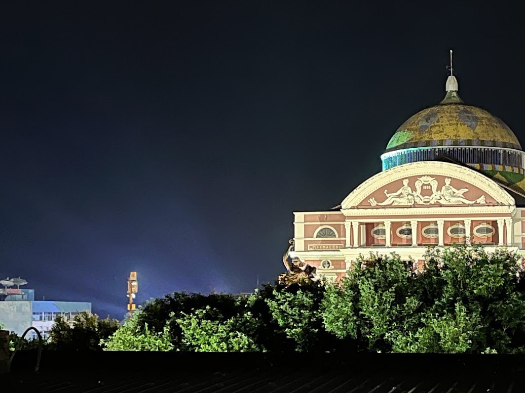 Suíte ampla na frente do Teatro Amazonas