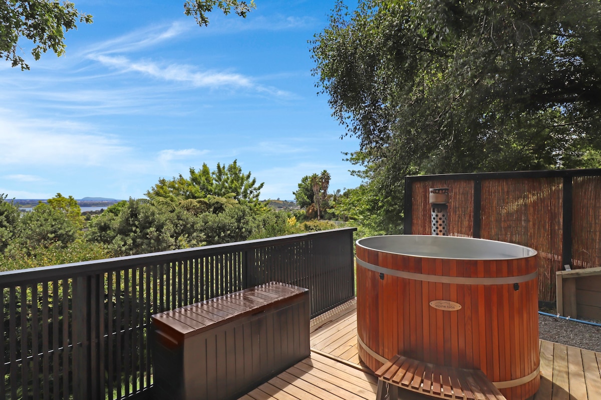 "Serene Cabin Retreat with hot tub"