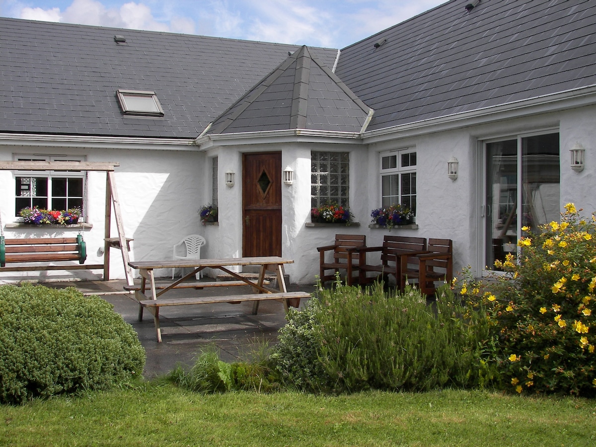 Charming Cottage near Westport