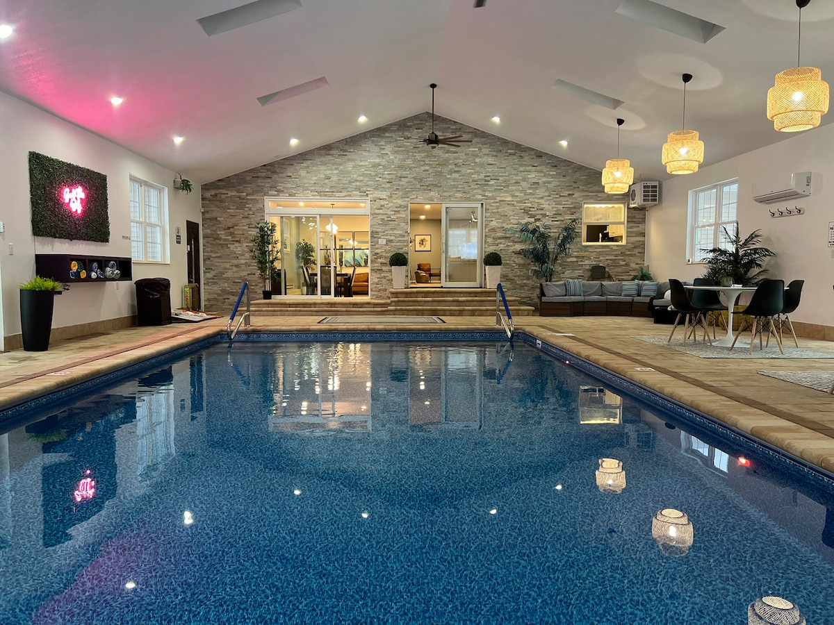 Private-Heated pool near all Attractions Fireplace