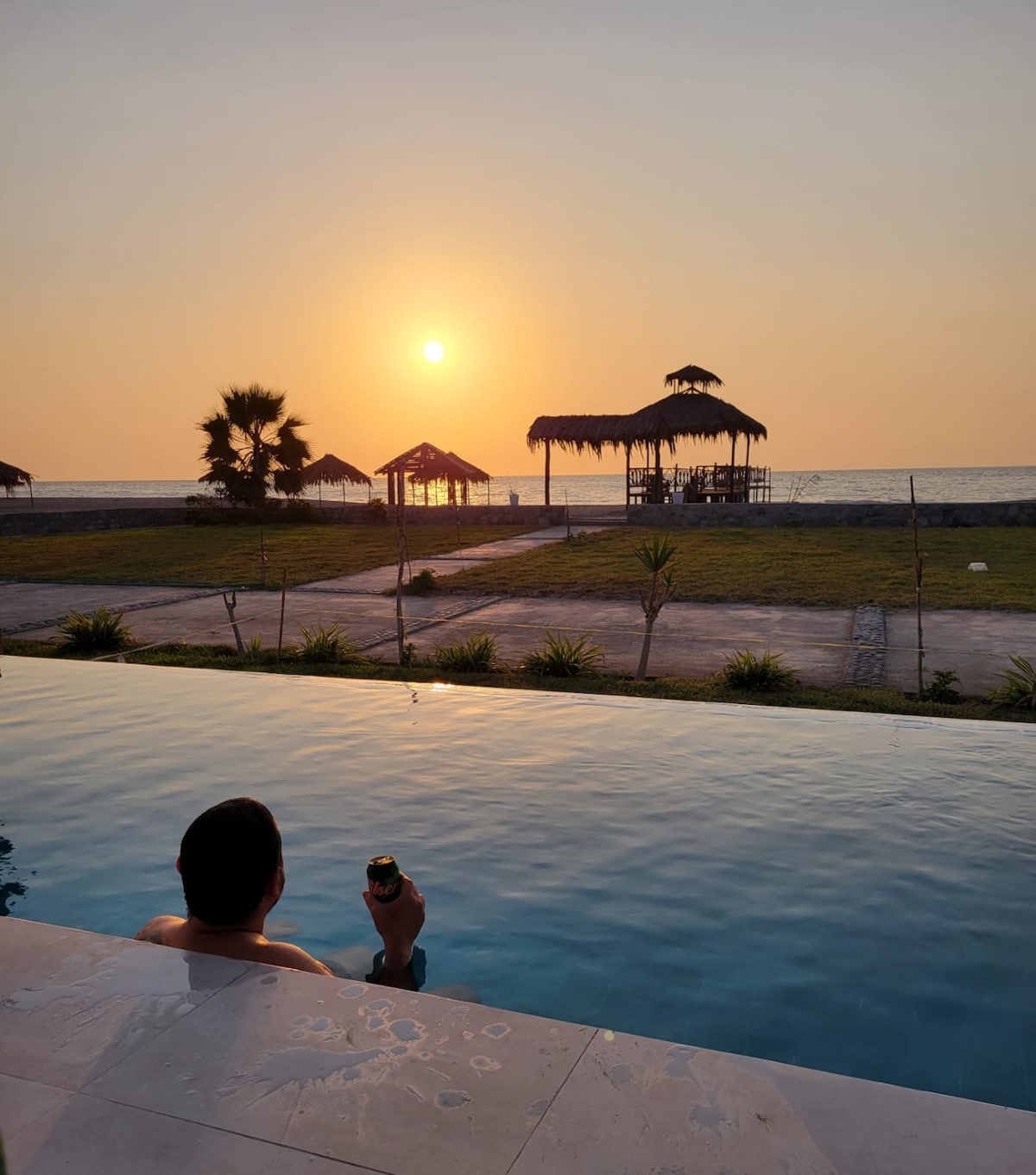 Hermosa casa frente al mar con piscina fila 1