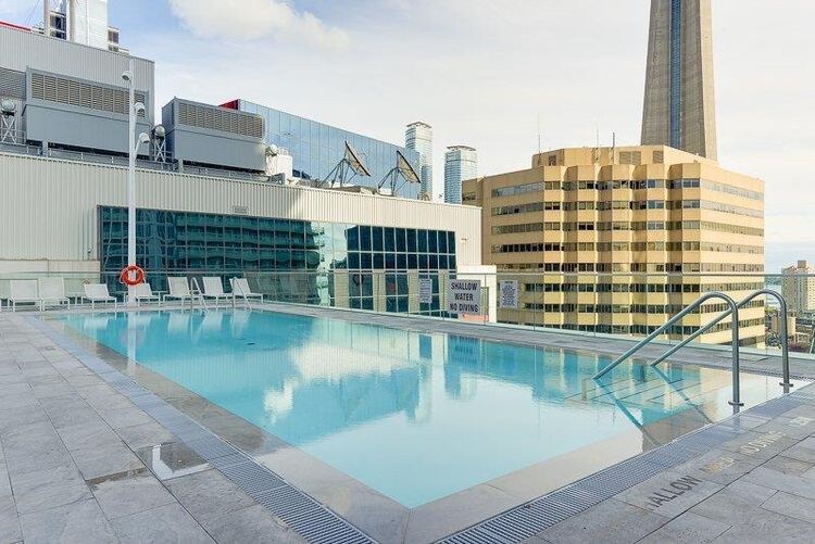 Luxury Penthouse (Near CN Tower w Rooftop pool)