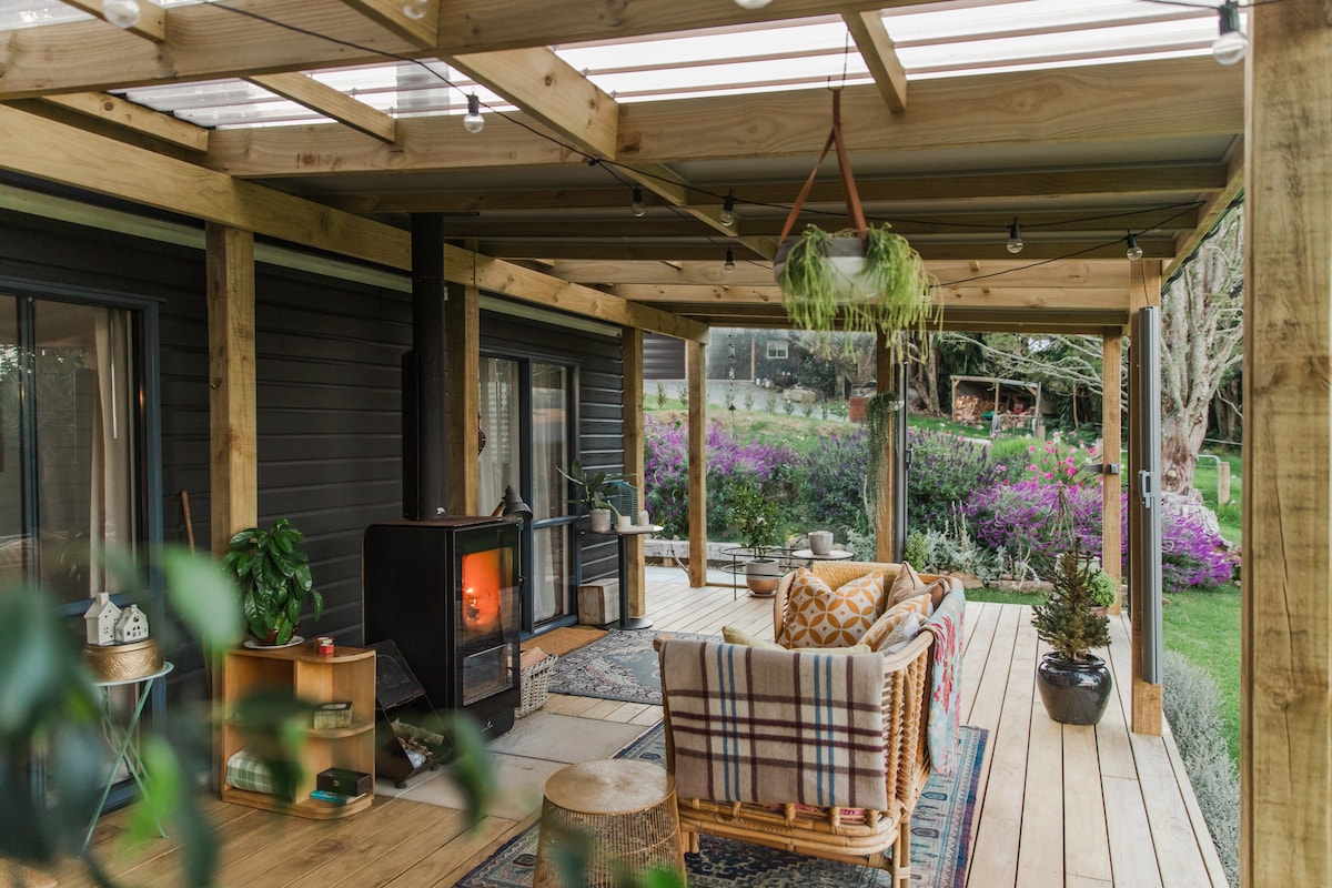 Retreat w/ outdoor bath, fireplace & nature views