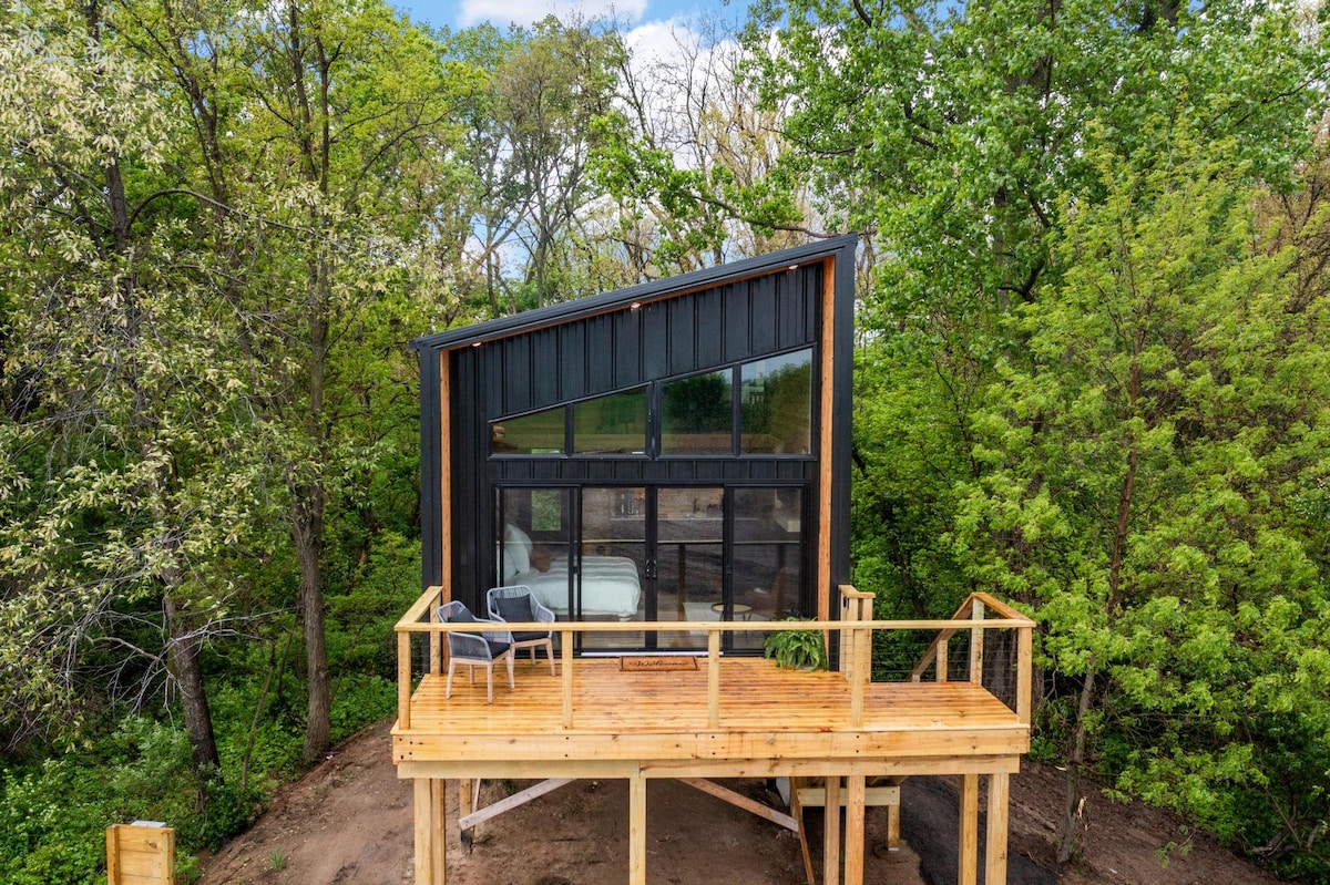 Creekside Treehouse 
& Lavender Farm