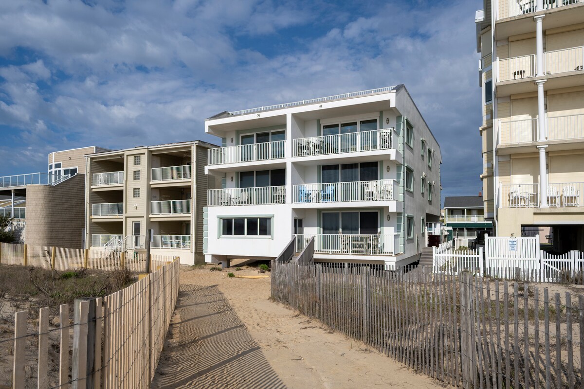 *New Listing* Direct Oceanfront Condo-Sleeps 8