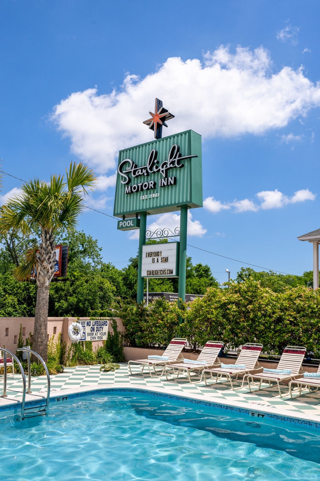The Starlight Inn - Poolside Suites - Sleeps 20!