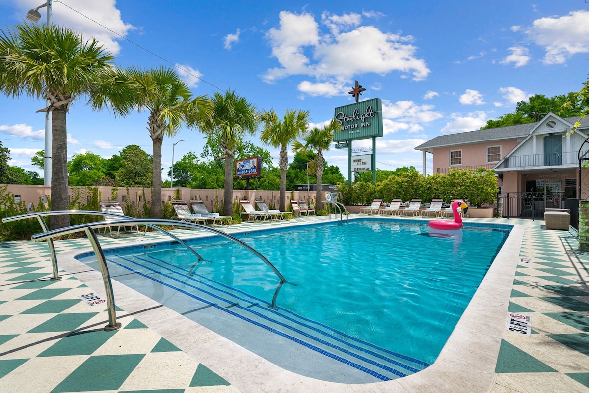 The Starlight Inn - Poolside Suites - Sleeps 20!