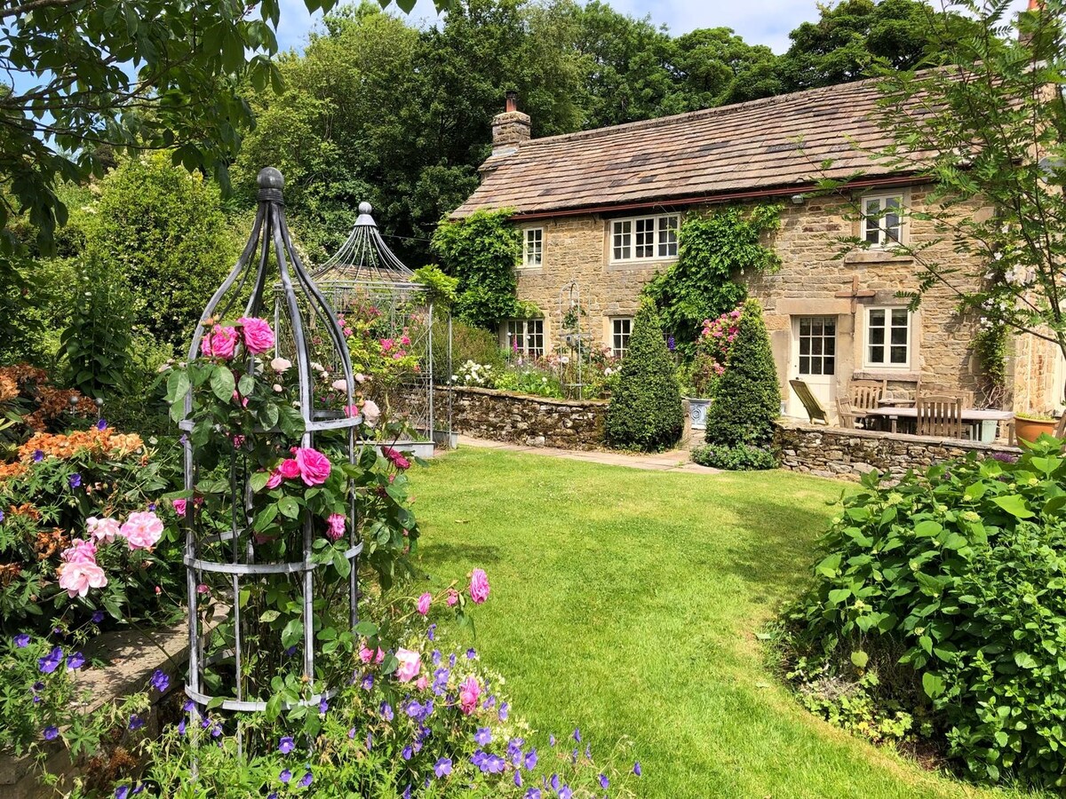 Charming Peak District Farmhouse with Valley Views