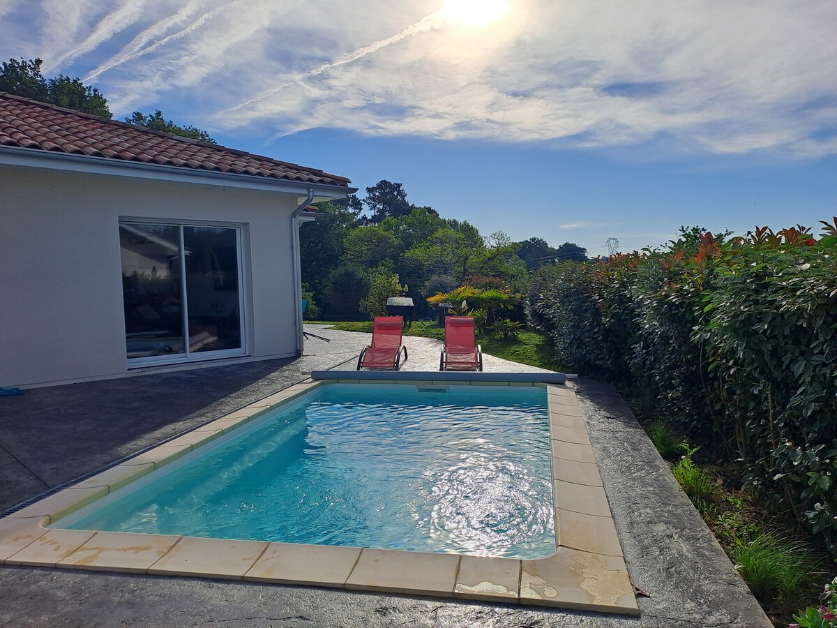 Maison spacieuse chaleureuse avec piscine chauffée