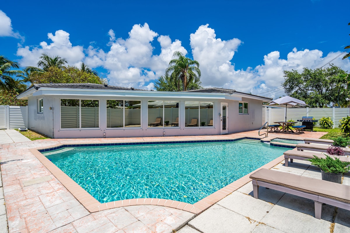 Charming Oasis 2BR Home with Pool, 8-mins to Ocean