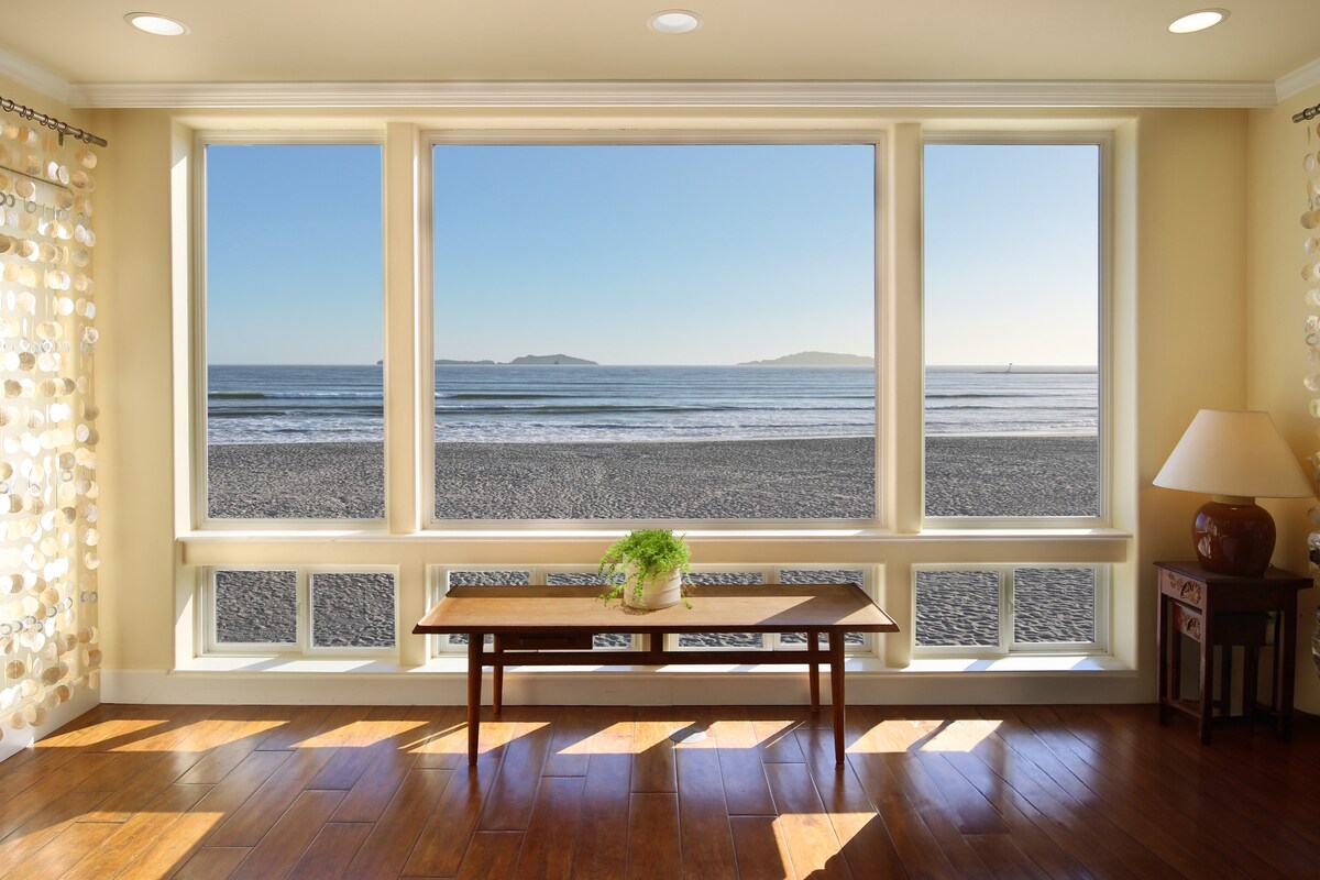 ON THE SAND - Incredible Beachfront Location/View!