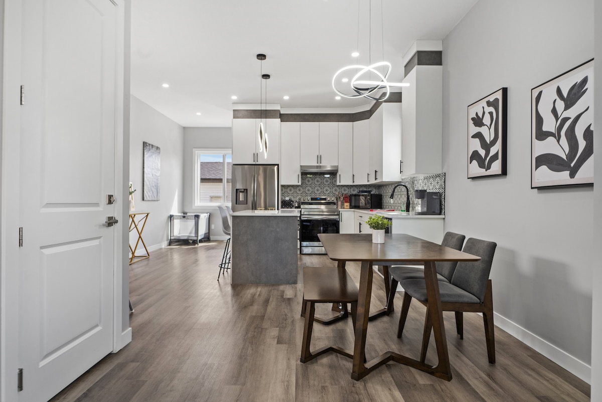 Stylish & Open | 10 min from WEM | 2 Kitchens