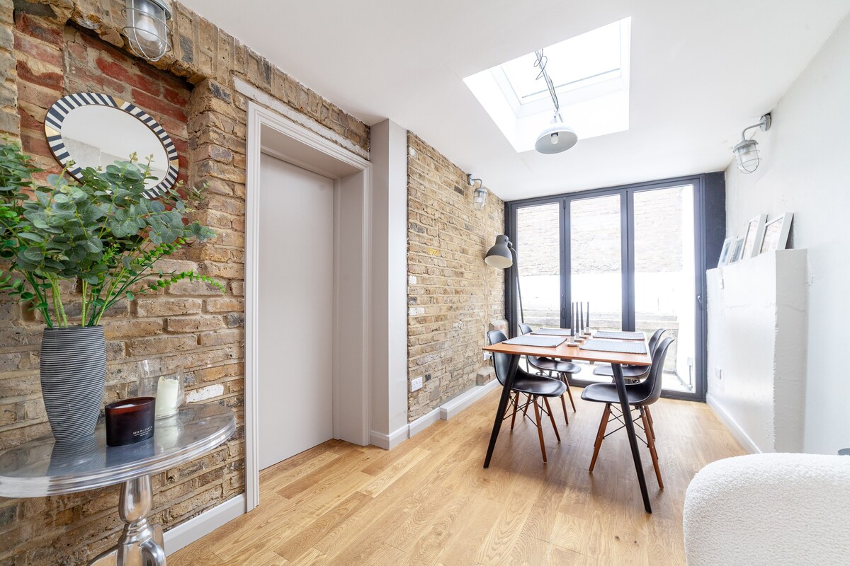Stylish & Central 2-bed, 2-bath in Notting Hill
