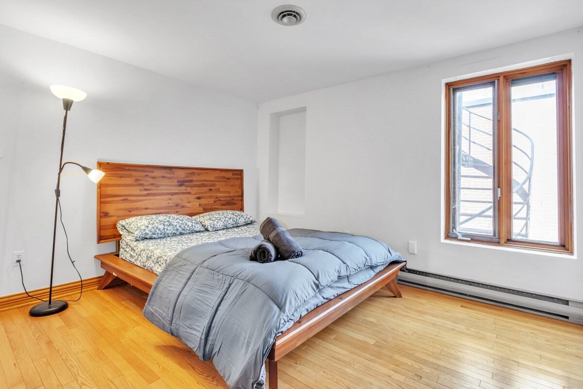 "Montreal City Center 2-Bedroom Urban Retreat"