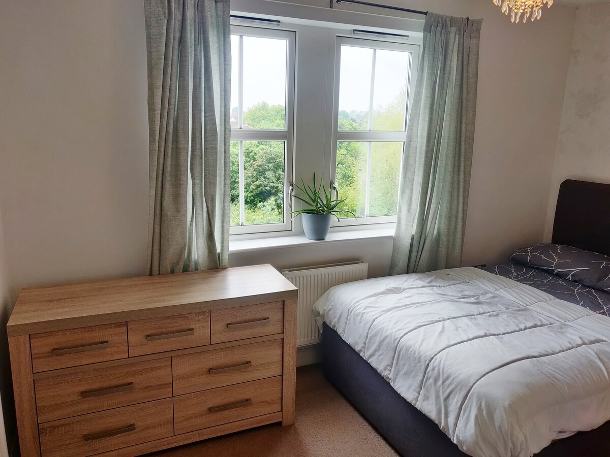 En-suite Double Room with Free Parking