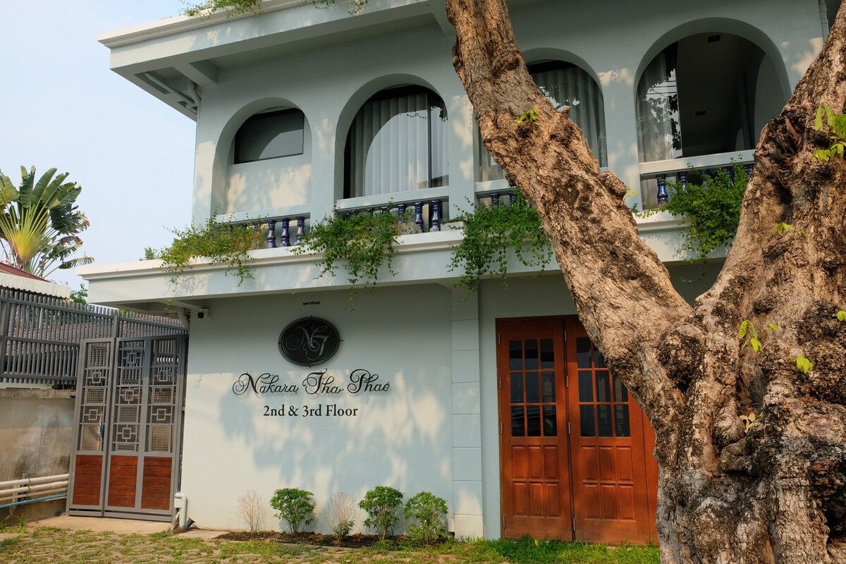 Nakara Tha Phae公寓。 3 ，位于塔佩门（ Thapae Gate ）的2卧室公寓