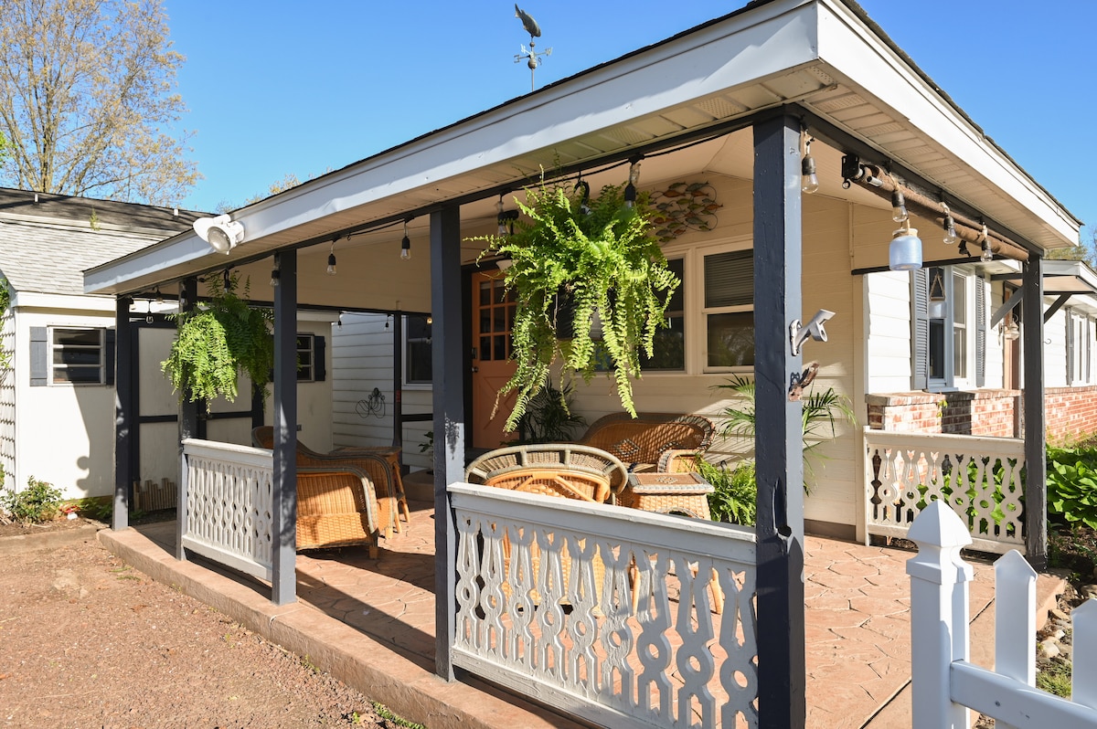 Charming Waterfront Cottage w Private Boat Dock