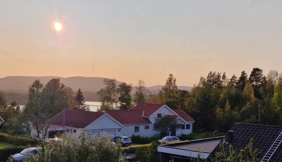 Rymlig villa med storslagen utsikt, 8 min fr Hudik