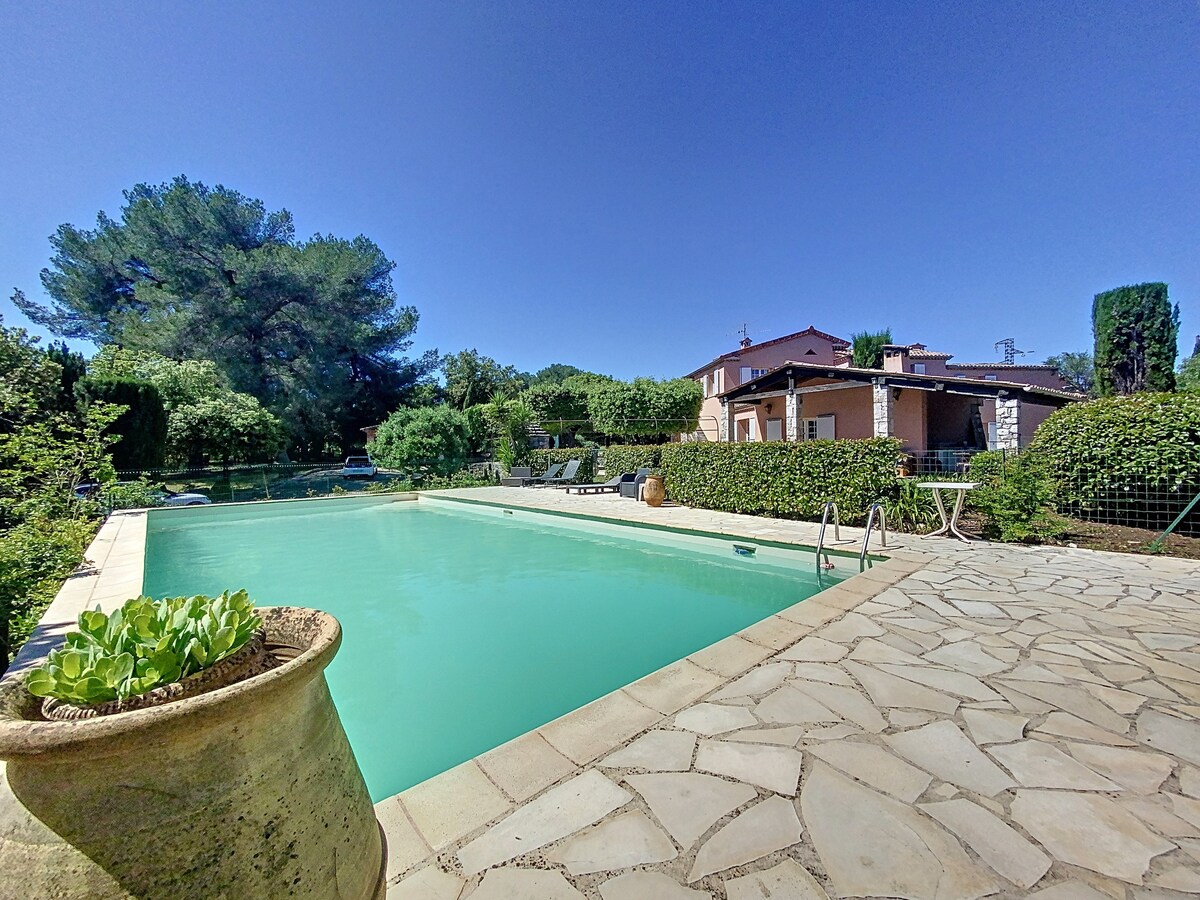 Villa  provençale de standing avec piscine
