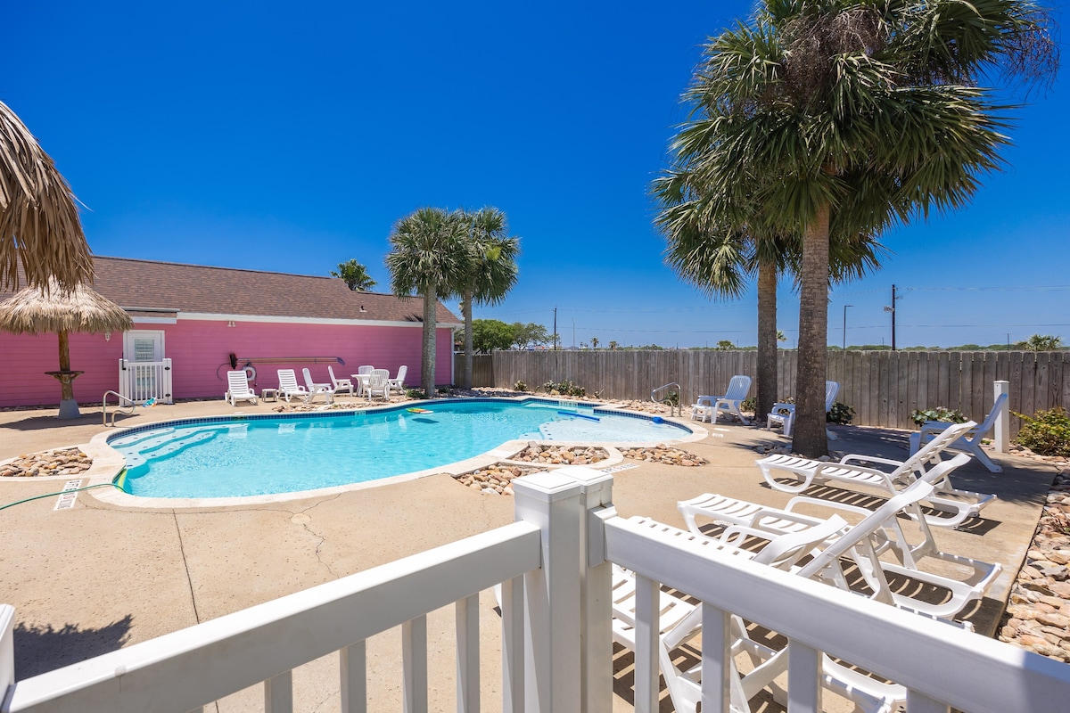 Two bedroom cabana w/ private patio and sparkling