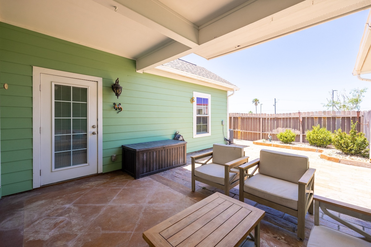 Two bedroom cabana w/ private patio and sparkling