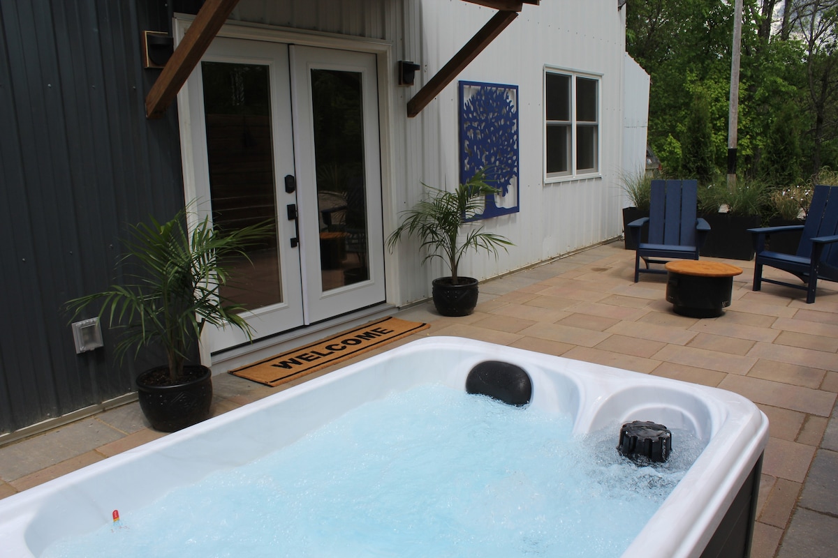 Couples getaway: private hikes, hot tub, location!