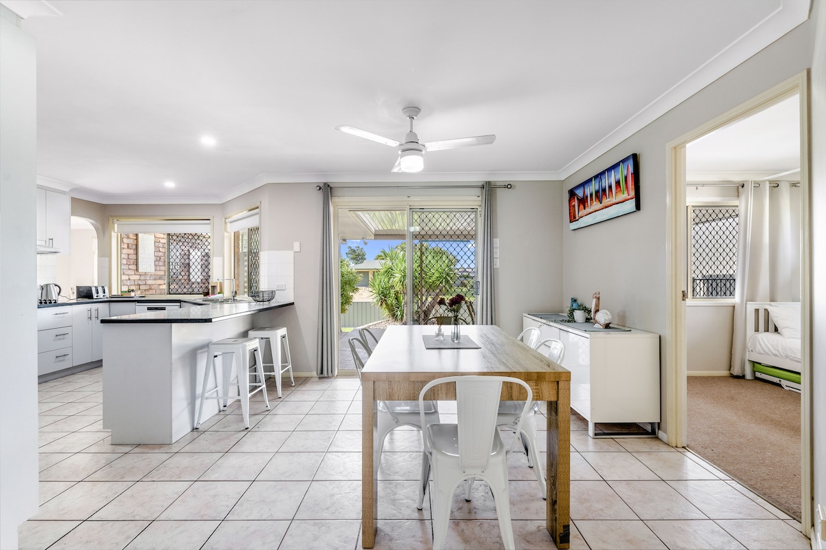 Wattlebird Lane: Sunny Family-Friendly Abode