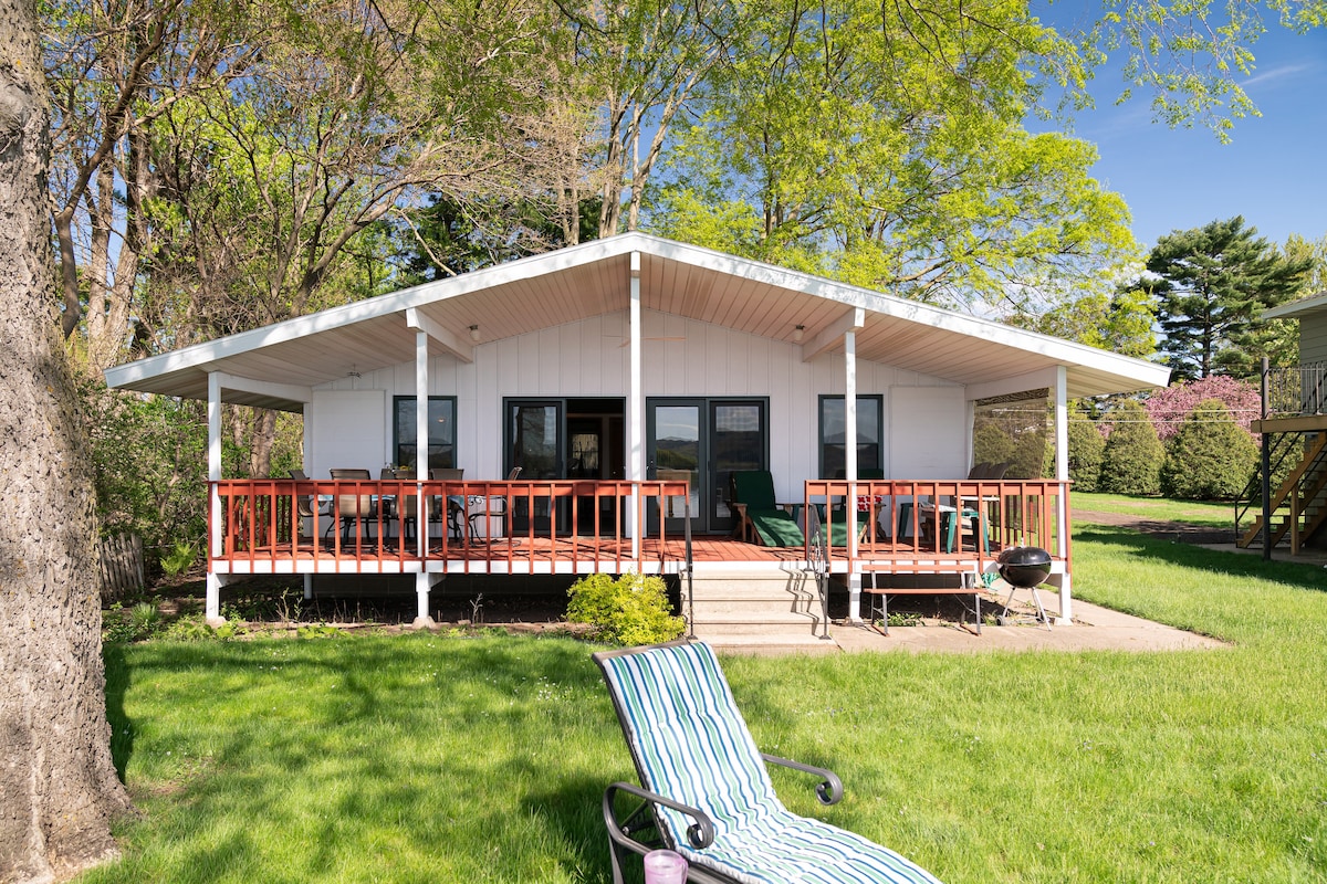 French Island Lakefront Cottage