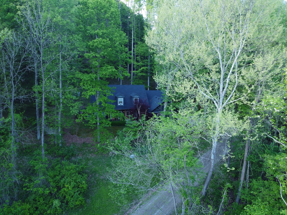 Rustic modern cabin near Hocking Hills