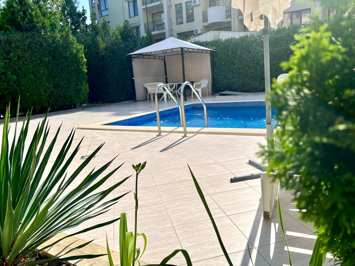 Studio with pool, garden and playground!