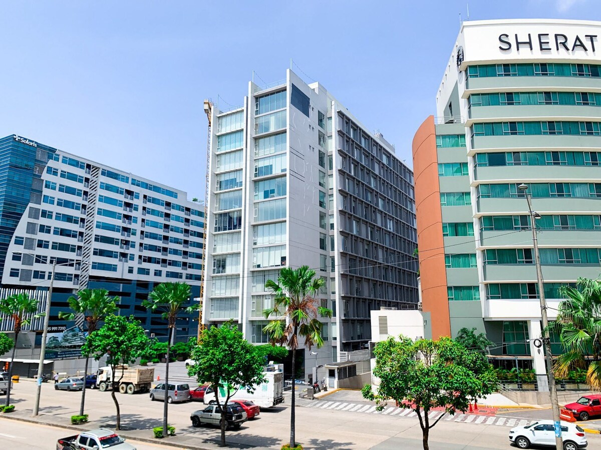 Suite en piso alto, frente al Mall del sol