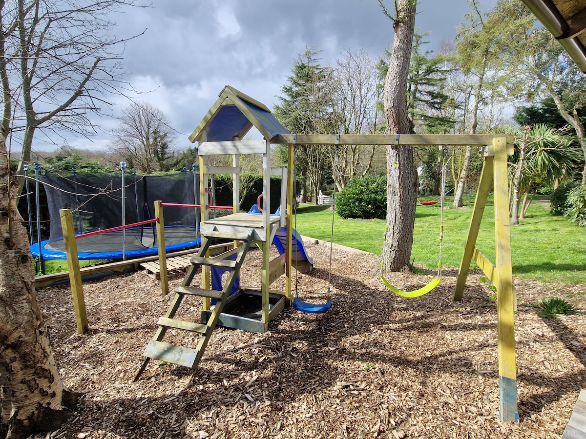 Country Bungalow near Dublin|Hot Tub| Playground|