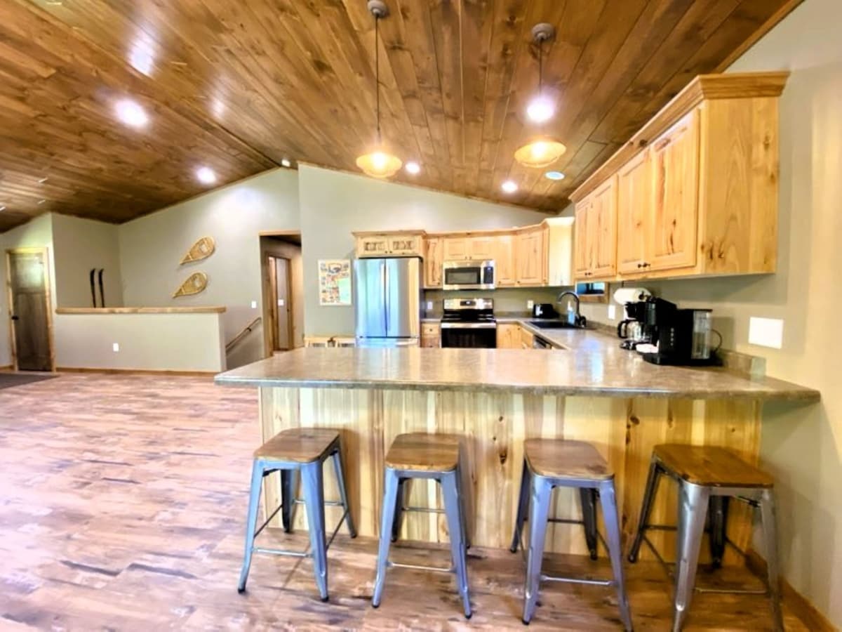 Bear Paw Lodge NEW Luxurious Cabin in serene woods