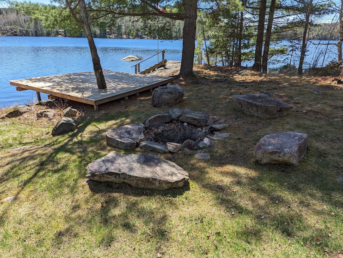 阿尔冈昆公园（ Algonquin Park ）附近的奇观湖畔小屋