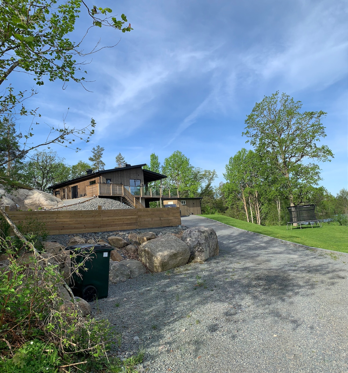 Strandnära hus med sjöutsikt