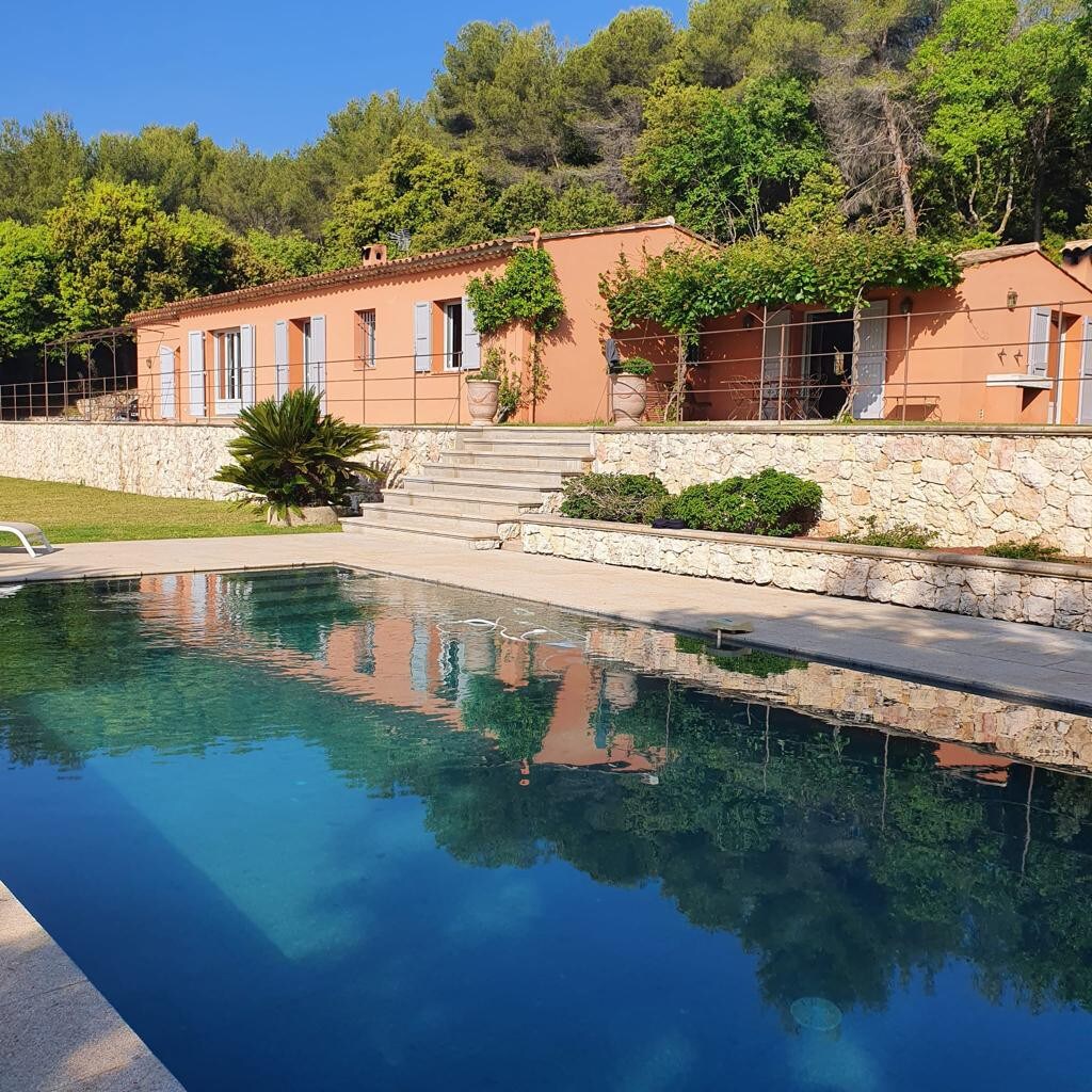 Mas provençal avec vue panoramique et piscine
