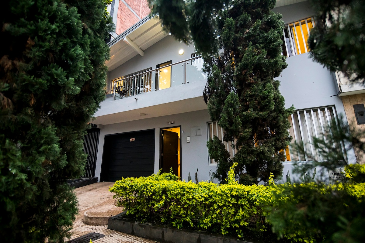 Peaceful home w/ Parking nearby Stadium & Poblado