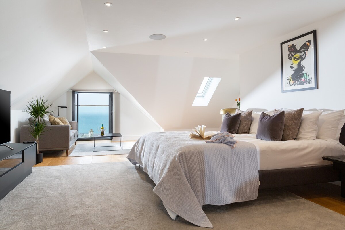 Contemporary beach house, stunning views near Looe