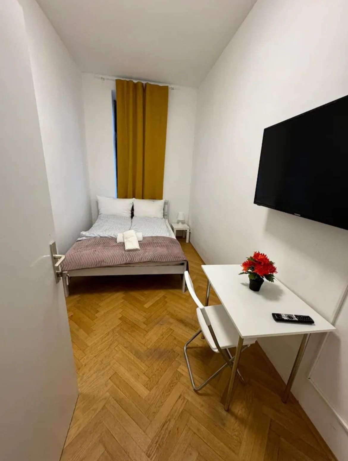 4BR Apt w/ Shared Garden at Lorenz Böhler & Danube