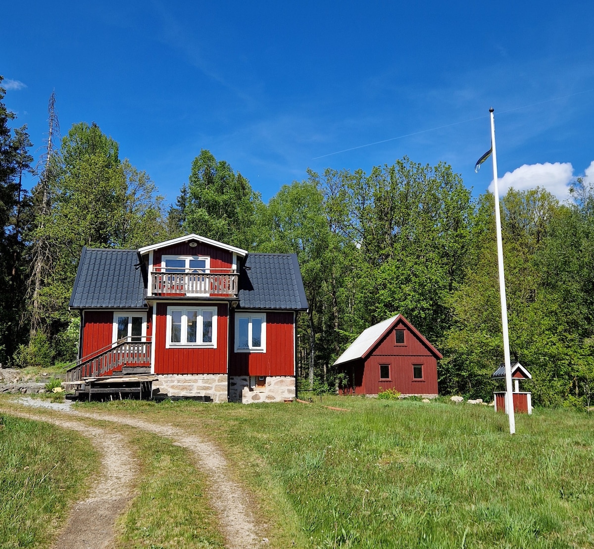 Cottage with lake and sauna