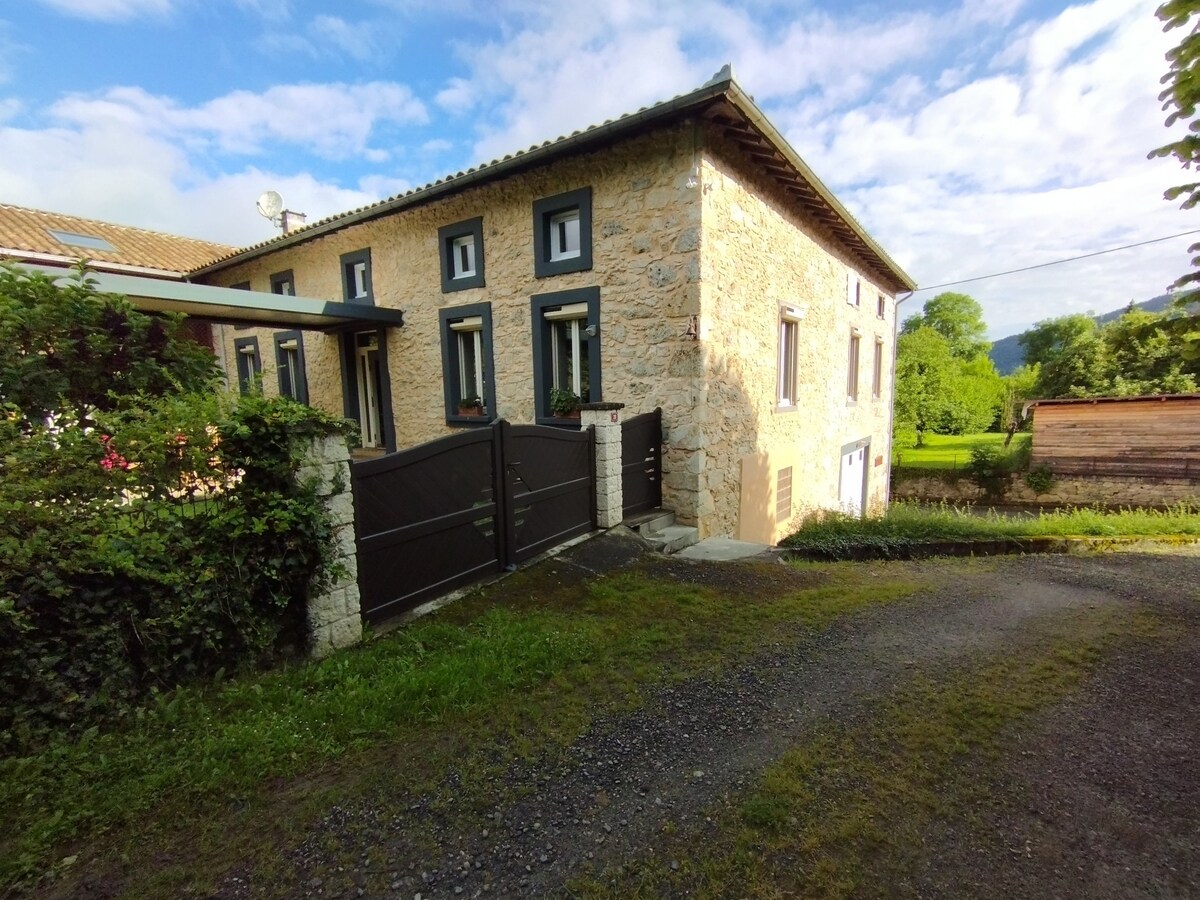 Belle maison en pierre Piscine -Terrasse-
4 chbres