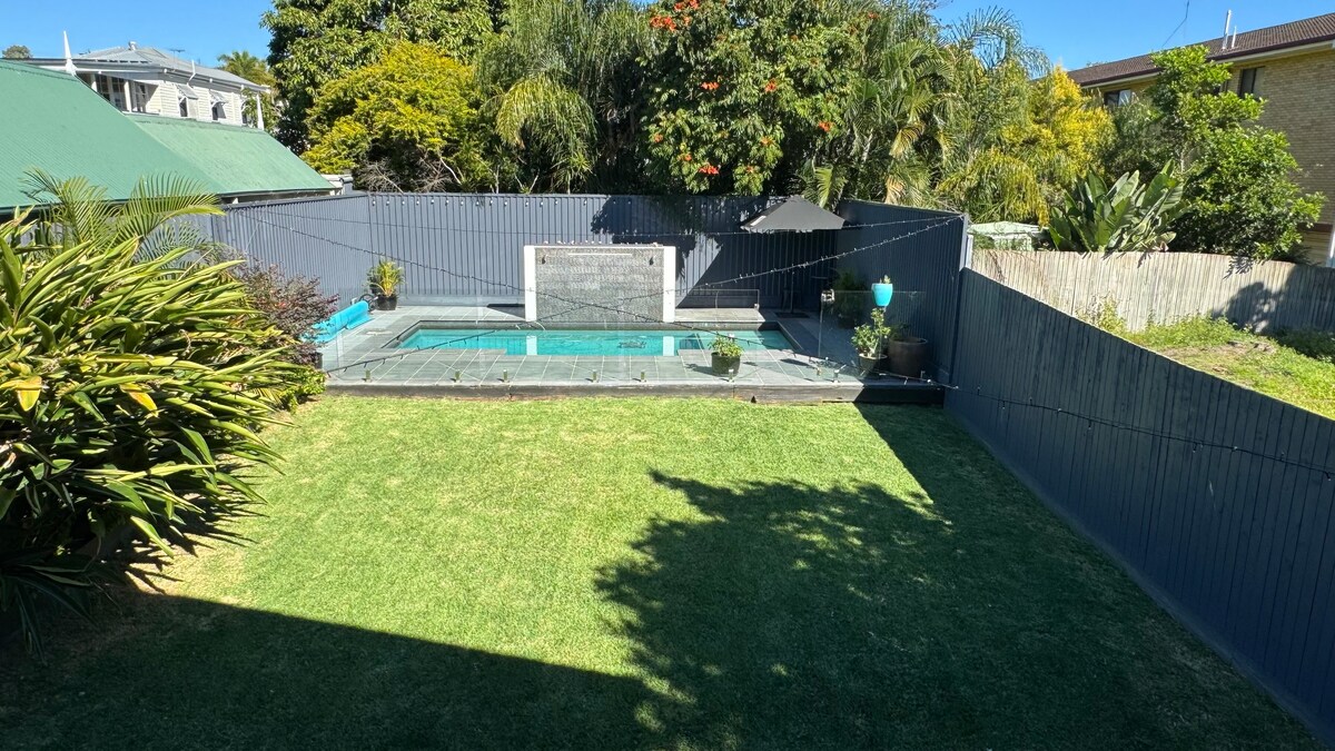 Entire home with Pool, Cinema, Nr CBD